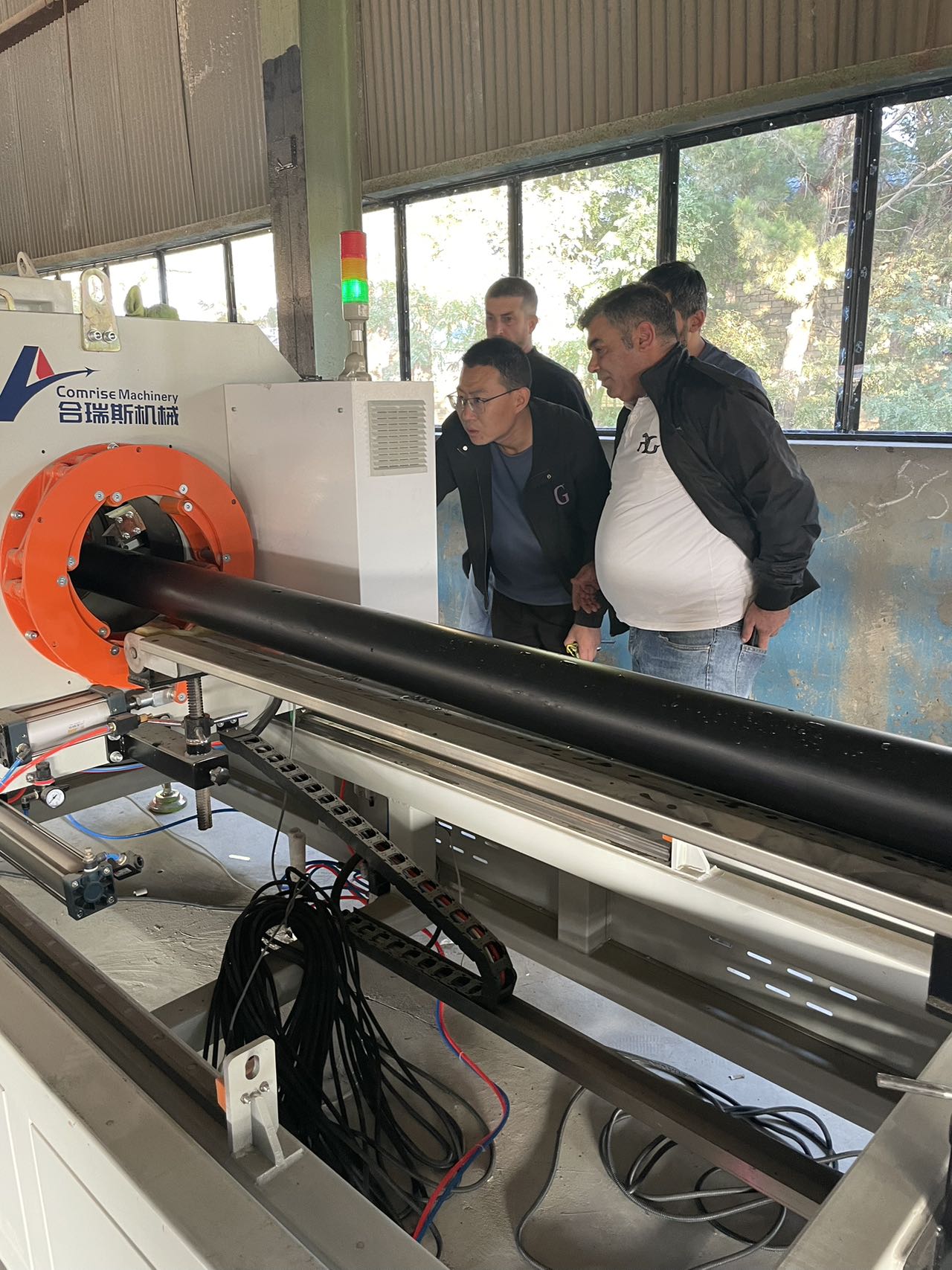 Prueba exitosa de una máquina para fabricar tubos de HDPE realizada por Qingdao Comrise Machinery Co., Ltd. en Azerbaiyán